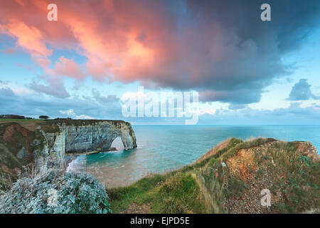 Schöner Sonnenaufgang am Atlantik Küste, Etretat, Frankreich Stockfoto