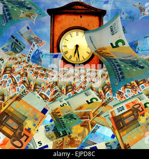 Zeit ist Geld-Konzept mit vielen Euro-Banknoten und große Vintage Uhr. Stockfoto