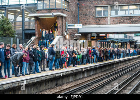 Große Menschenmenge warten auf U-Bahn. Wembley Park Station Plattform Stockfoto