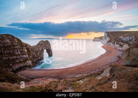 Sonnenuntergang bei Durdle Door natürlichem Kalkstein Bogen auf der Jurassic Coast in der Nähe von Lulworth in Dorset England UK Europa Stockfoto