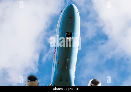 Unter einer Landung Flybe Embraer 190 ERJ Flugzeug so anzuzeigen Sie, wie es über Kopf geht Stockfoto