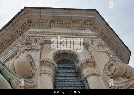 Aus Marmor Top Fragment der Aussichtsplattform der Basilika di Santa Maria del Fiore in Florenz, Italien. Stockfoto