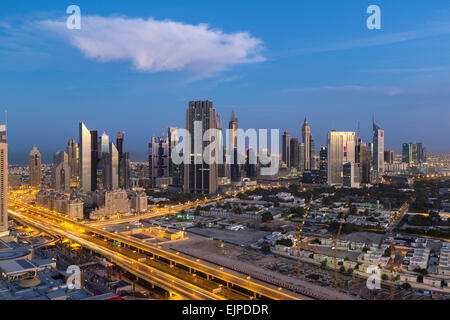 Dubai, Vereinigte Arabische Emirate, neue Hochhäuser und Verkehr auf der Sheikh Zayed Road Stockfoto