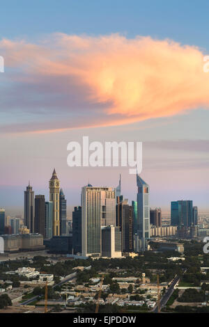 Vereinigte Arabische Emirate, Dubai, erhöhten Blick auf die neue Skyline von Dubai und moderner Architektur und Skyscrappers auf Scheich Zayed Roa Stockfoto