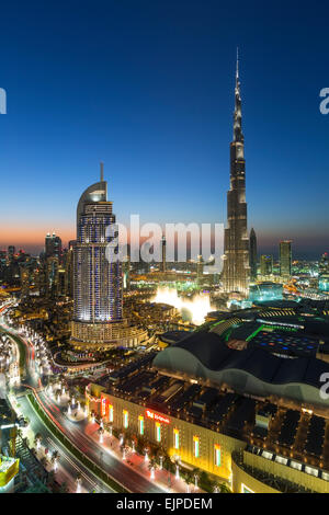 Vereinigte Arabische Emirate, Dubai, Burj Khalifa, erhöhte Ansicht über die Dubai Mall Stockfoto