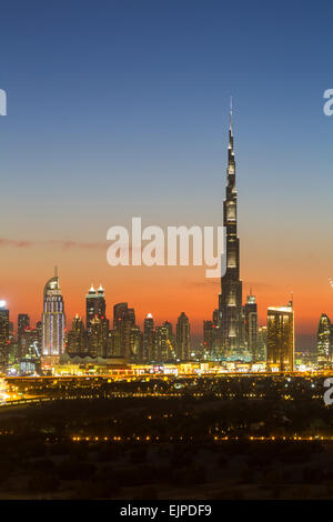 Dubai, Vereinigte Arabische Emirate, Burj Khalifa, moderne Architektur und Skyline bei Sonnenuntergang Stockfoto