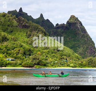 Ausleger-Kanu von Mt. Makana genannt Bali Hai in Haena, Kauai Stockfoto