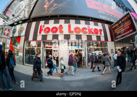 Ein Foot Locker Store am Times Square in New York wird auf Sonntag, 22. März 2015 gesehen.  (© Richard B. Levine) Stockfoto