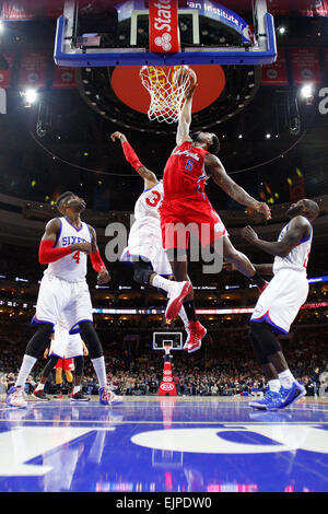 27. März 2015: Los Angeles Clippers Zentrum geht DeAndre Jordan (6) für die Dunk über Philadelphia 76ers Robert Covington (33) mit Zentrum Judy Noel (4) nach vorne und bewachen Jason Richardson (23) während der NBA-Spiel zwischen den Los Angeles Clippers und die Philadelphia 76ers im Wells Fargo Center in Philadelphia, Pennsylvania auf. Die Los Angeles Clippers gewann 119 / 98. Stockfoto