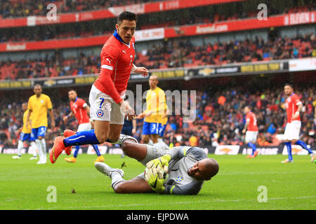 London, UK. 29. März 2015. Jefferson Brasilien schlägt Alexis Sanchez von Chile eine lockere Kugel - Brasilien vs. Chile - internationale Freundschaftsspiele - Emirates Stadium - London - 29.03.2015 © Csm/Alamy Live-Nachrichten Stockfoto