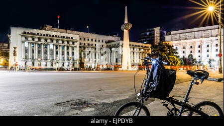 Platz der Revolution in Bukarest in der Nacht. Stockfoto