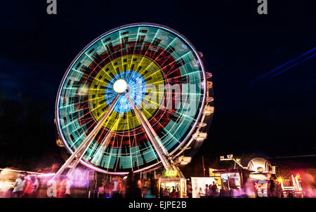 Riesenrad in Bewegung in der Nacht. Stockfoto