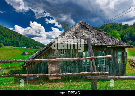 Berglandschaft mit alten Holzhaus. Stockfoto
