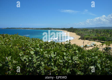 Blick auf den Strand bei Arecibo, Puerto Rico vom Arecibo Leuchtturm. Karibik-Insel. US-Territorium. Stockfoto