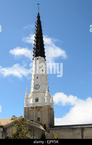 Die Kirche Saint-Étienne, Ars-En-Re, Ile de Ré, Frankreich stammen aus den 12 C ist es lackiert Schwarz / weiß, Schiffe zu helfen. Stockfoto