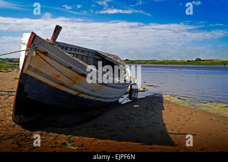 Verlassene Rettungsboot sitzt im hellen sunshine.on Nord-Dublin Strand wartet auf Restaurierung. Stockfoto