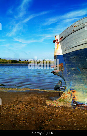 Verlassene Rettungsboot sitzt im hellen sunshine.on Nord-Dublin Strand wartet auf Restaurierung. Stockfoto