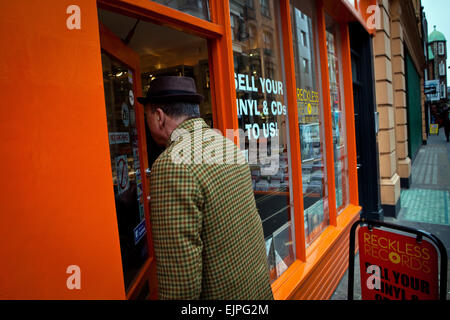 Mann in Reckless Records Vinyl Record Shop, Soho, London. Stockfoto