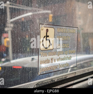Eine Priorität Zeichen Sitzplatzreservierung für Personen im Rollstuhl sitzen ist auf einen New Yorker Bus auf Sonntag, 22. März 2015 zu sehen.  (© Richard B. Levine) Stockfoto