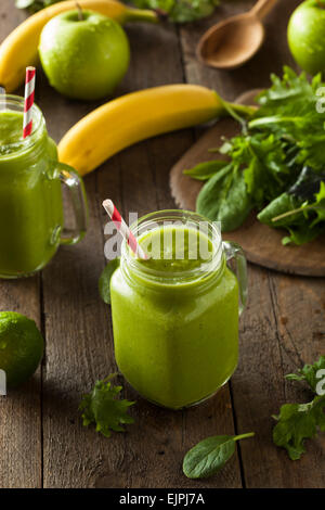 Gesunde Bio grüne Frucht-Smoothie mit Spinat und Äpfeln Stockfoto