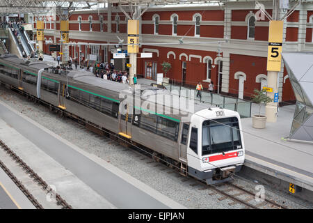 Vorortbahn sitzen am Bahnsteig (Armadale Linie) in der Central Station Perth, Western Australia. Stockfoto