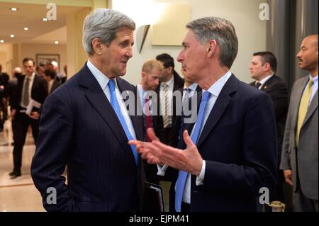 US-Außenminister John Kerry plaudert mit britischen Außenminister Philip Hammond während einer Pause bei den Verhandlungen über das iranische Atomprogramm 29. März 2015 in Lausanne, Schweiz. Stockfoto