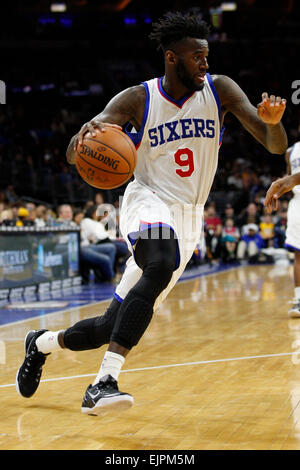 Überstunden. 30. März 2015. Philadelphia 76ers bewachen JaKarr Sampson (9) in Aktion während der NBA-Spiel zwischen den Los Angeles Lakers und die Philadelphia 76ers im Wells Fargo Center in Philadelphia, Pennsylvania. Die Los Angeles Lakers gewann 113-111 in der Overtime. Bildnachweis: Csm/Alamy Live-Nachrichten Stockfoto