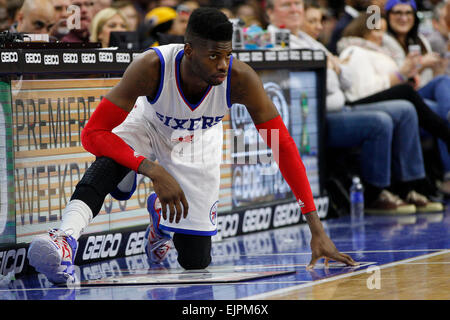 Überstunden. 30. März 2015. Philadelphia 76ers Zentrum Judy Noel (4) schaut zu, wie er wartet das Spiel während der NBA-Spiel zwischen den Los Angeles Lakers und die Philadelphia 76ers im Wells Fargo Center in Philadelphia, Pennsylvania erneut eingeben zu müssen. Die Los Angeles Lakers gewann 113-111 in der Overtime. Bildnachweis: Csm/Alamy Live-Nachrichten Stockfoto