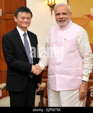 Neu-Delhi, Indien. 30. März 2015. Chinas Alibaba Group Gründer und Vorsitzender Jack Ma (L) schüttelt Hände mit indischen Premierminister Narendra Modi Modis Residence in New Delhi, Indien, 30. März 2015. Bildnachweis: Indische Presse Information Bureau/Xinhua/Alamy Live-Nachrichten Stockfoto