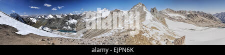 Malerischen Panorama des Sees unter höchsten Berggipfel in Ala Archa Nationalpark im Tian Shan-Gebirge in Kirgisistan Stockfoto