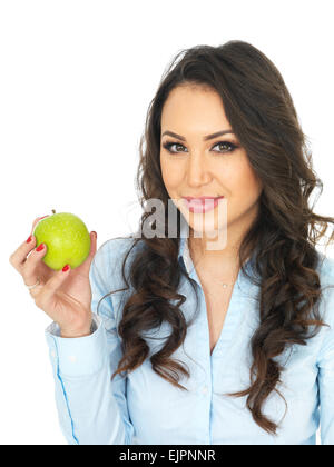 Attraktive junge Frau hält einen grünen Apfel Stockfoto