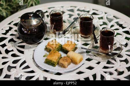 Türkische Ramadan Nachtisch Baklava mit süßer schwarzer Tee Stockfoto
