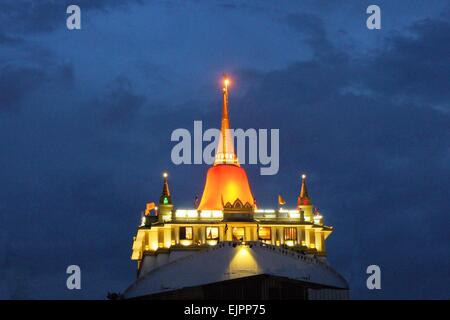 Golden Mountain in Orange gehüllt, während Festivals, Bangkok, Thailand Stockfoto