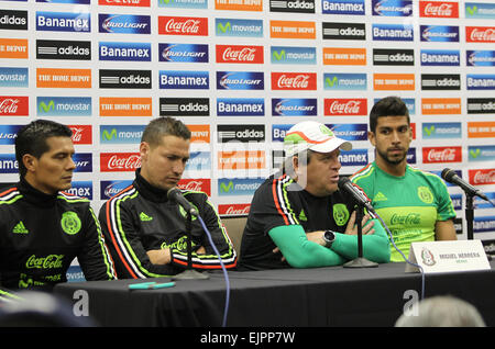 Kansas, USA. 30. März 2015. Miguel Herrera (2. R), Trainer von Mexiko nationale Fußballmannschaft, besucht eine Pressekonferenz nach einer Trainingseinheit in Arrowhead Stadium, in Kansas City, USA, am 30. März 2015. Mexiko wird Paraguay am Dienstag in Kansas City zu stellen. Bildnachweis: Omar Vega/NOTIMEX/Xinhua/Alamy Live-Nachrichten Stockfoto