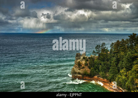 Partielle Regenbogen mit Gewitterwolken über Lake Superior. Stockfoto