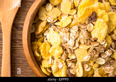 Corn Flakes zum Frühstück in einer Schüssel-Nahaufnahme. Ansicht von oben Stockfoto