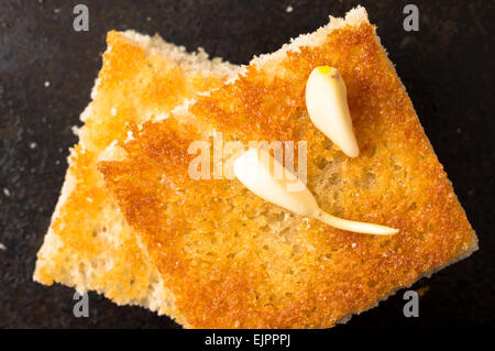 Frittierte Tapas mit Knoblauch auf einem schwarzen Hintergrund. Ansicht von oben Stockfoto