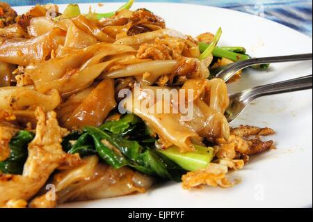 Pad siehe Ew, flache Reis Nudeln rühren gebraten mit Rindfleisch. Stockfoto