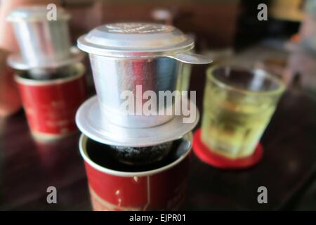 Vietnam tropft Kaffee mit Milch und Tee Stockfoto