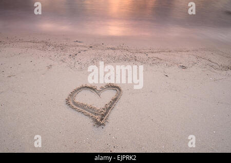 Herz- oder Liebe Form handgeschrieben am Strand Stockfoto