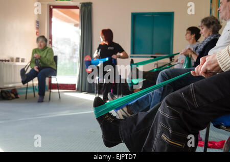 Ergotherapie bei Patienten mit Multipler Sklerose von professionellen Instruktor in Glastonbury, England. Stockfoto