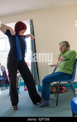 Ergotherapie bei Patienten mit Multipler Sklerose von professionellen Instruktor in Glastonbury, England. Stockfoto