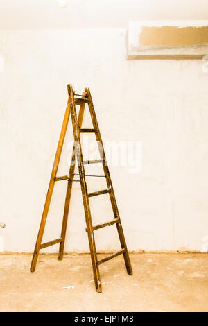 Eine Holztreppe im weißen Wand in der Reparatur Stockfoto