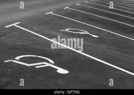 Leere Parkplätze mit behinderten Zeichen und Linien n Asphalt Markierung Stockfoto
