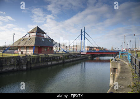 Swing Brücke am Eingang des Dock und Marina, Fluss Ribble, Preston Dock, Preston, Lancashire England, Februar Stockfoto