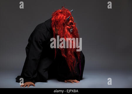 Halloween Monster mit roten Gesicht auf dunklem Hintergrund Stockfoto