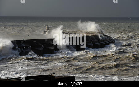 Brighton UK 31. März 2015 - riesige Wellen Absturz über Brighton Marina Vormittag wie hohe Winde und Stürme Teig britischen Küste heute Credit: Simon Dack/Alamy Live News Stockfoto