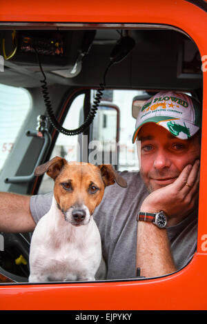 Der Fahrer sitzt in einem Sattelschlepper Freightliner Columbus in den USA mit seinem Haustier Hund Jack Russel Stockfoto