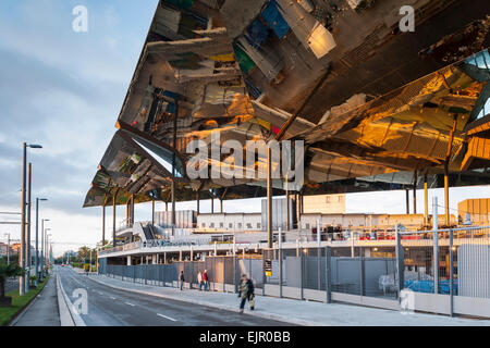 Die Sonne Beging Te reflektieren auf dem Dach. Encants Bellcaire Flohmarkt, Barcelona, Spanien. Architekt: b720 Fermín Vázquez Architekt Stockfoto