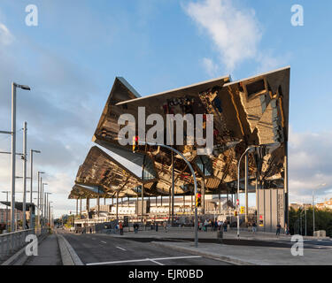 Morgen Blick auf Markt Baldachin und Straße. Encants Bellcaire Flohmarkt, Barcelona, Spanien. Architekt: b720 Fermín Vázquez Arquit Stockfoto